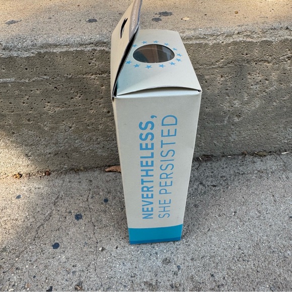 Elizabeth Warren 2020‎ Action Figure NIB- WOEN BOX - Picture 2 of 9